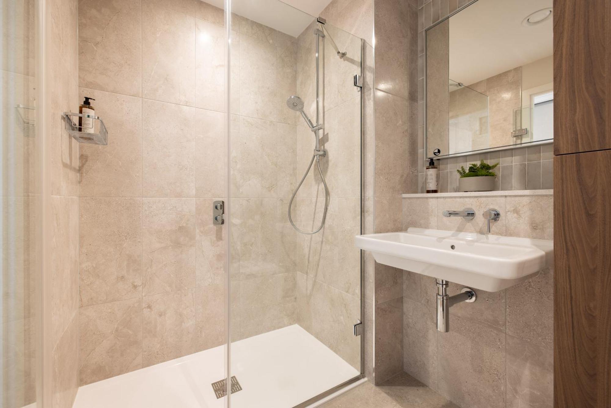 Charles Hope London Greenford Apartment *